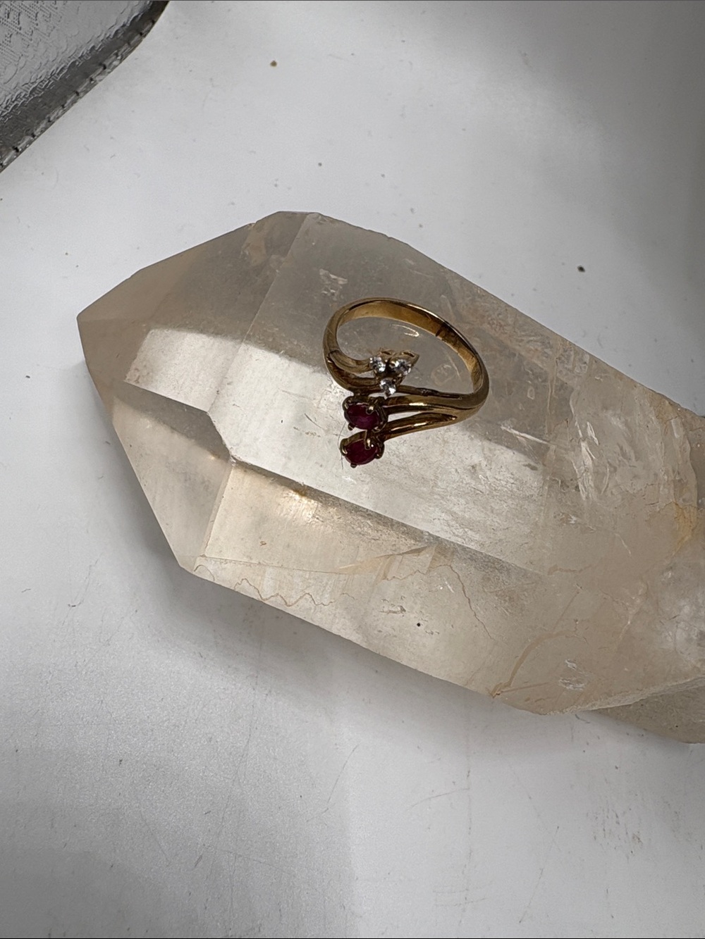 28 kt Gold Ring with Red RubyGemstones and Diamond Accent

Thanks for looking 👀